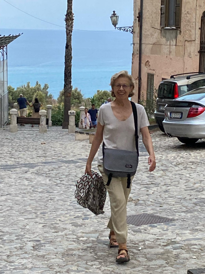Ghislaine Dunant dans une rue en Italie